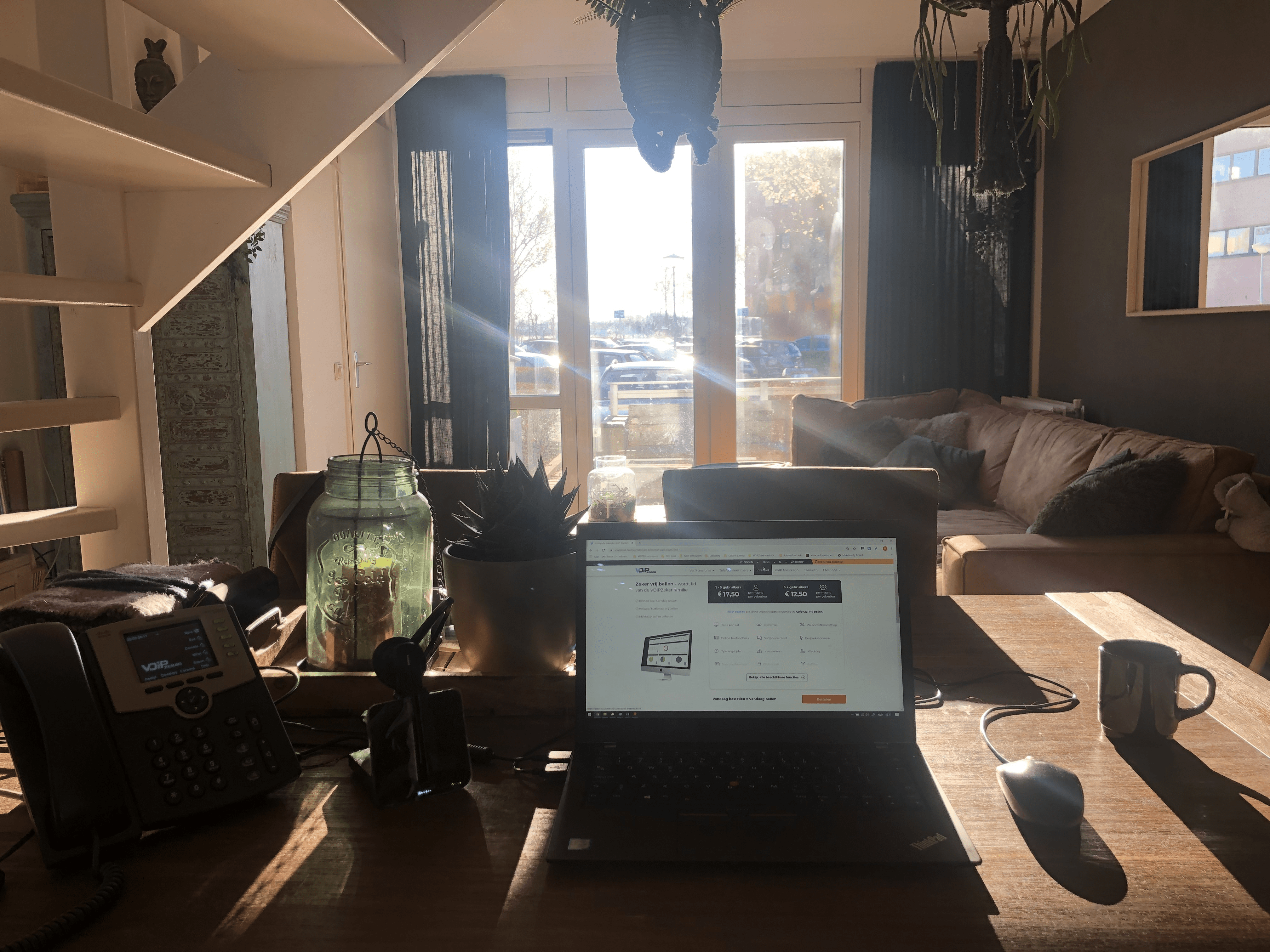 VOIPZeker coronanieuws - medewerker van VOIPZeker kies voor werkplek inrichten in woonkamer VOIPZeker medewerker die een werkplek inrichten in de woonkamer
